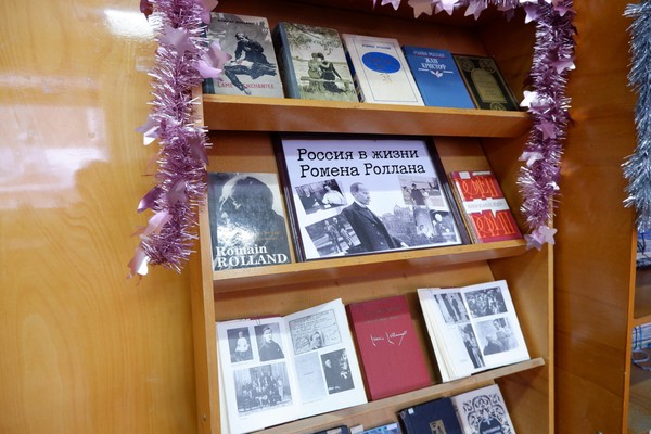 Библиотека знакомит читателей с творчеством выдающегося французского писателя Р. Роллана