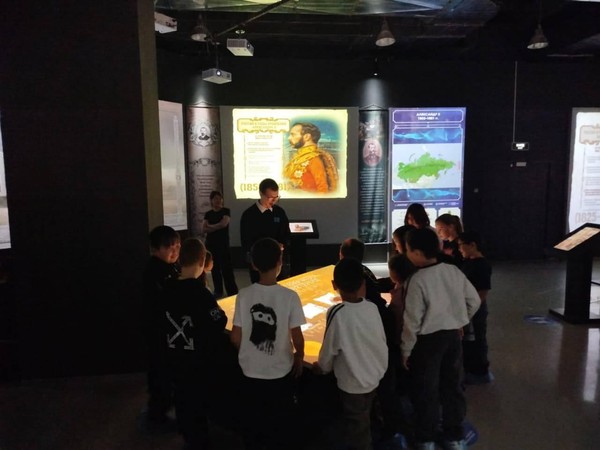 Экскурсия по выставке «Романовы»