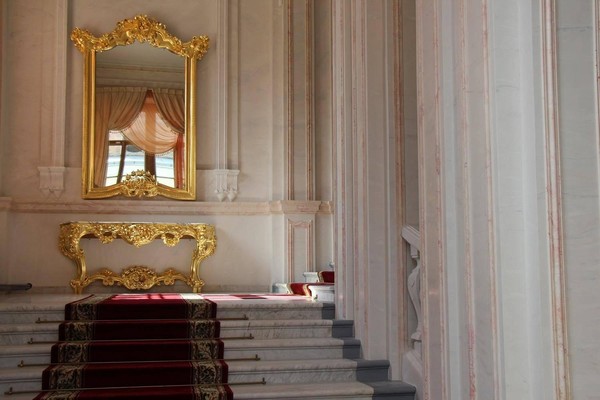 Экскурсия «В гостях у муз дворца Алфераки»