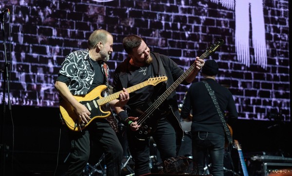 Черный обелиск и группа «Пасаш»