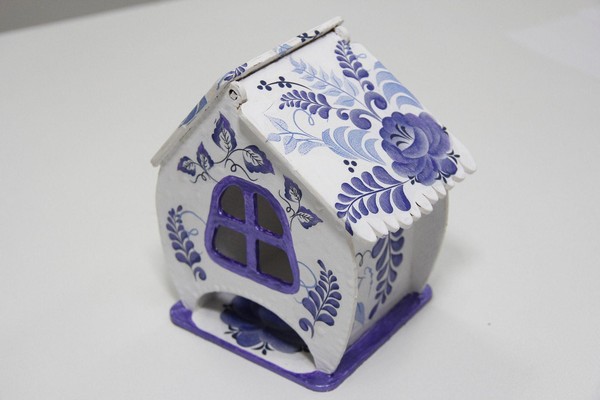 Роспись новогоднего домика подсвечника в технике гжель