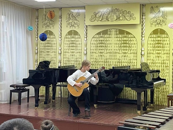 Классный час игра «Угадай мелодию» и выступление учащихся для родителей