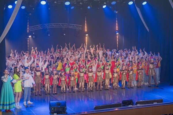 Концертная программа «Вместе весело шагать»