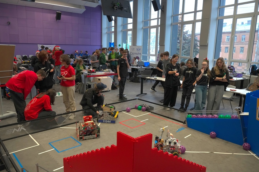 Московский оргкомитет «Лиги Инженеров» приглашает зрителей на открытые товарищеские соревнования по робототехнике