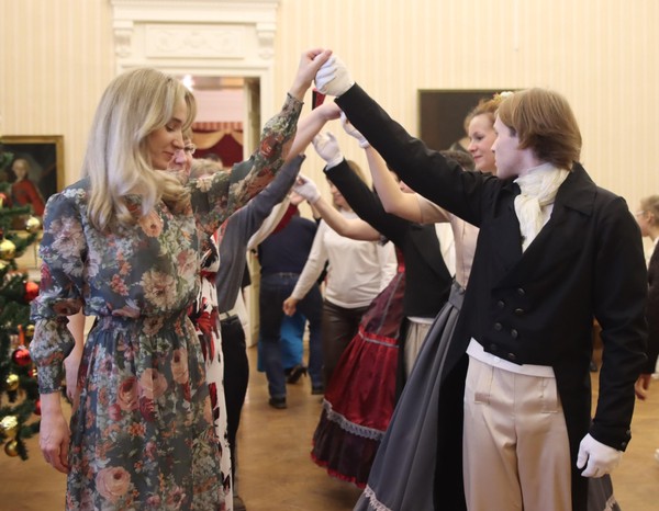 Экскурсионная программа «День студента: Елизавета, традиции, мода и танцы»