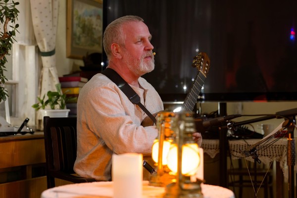 «Я поля влюбленным постелю»