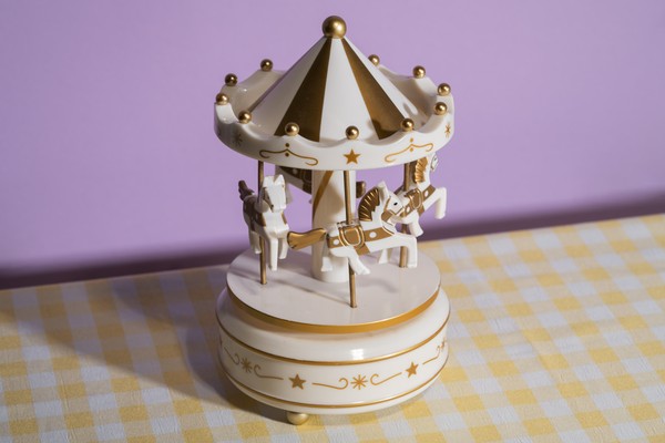 Мастер-класс по росписи шкатулки с лошадками в цирковой эстетике