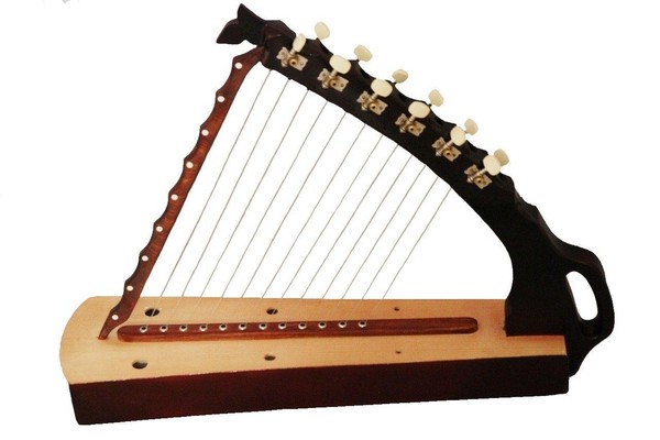 Мастер-класс по игре на осетинской двенадцатиструнной арфе Олега Холова