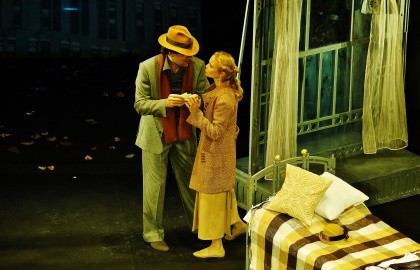 Двое на качелях