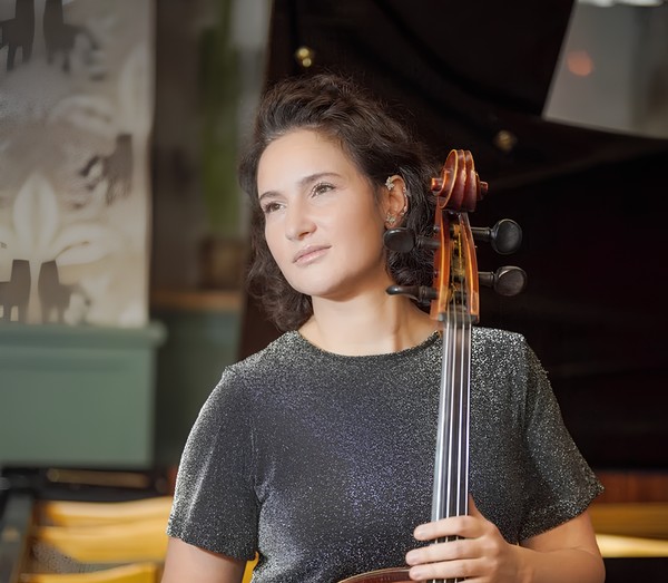 Вечер с Бахом. Сольная виолончель в старинном соборе при свечах