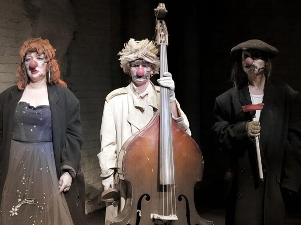 Спекаткль « КЛОУНЫ»