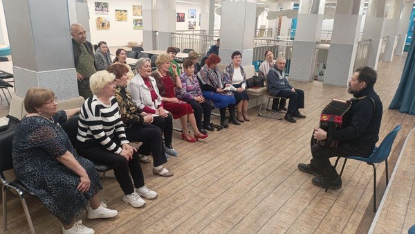 Исполнение песен под гармонь «Как звездочки, летят снежинки…»