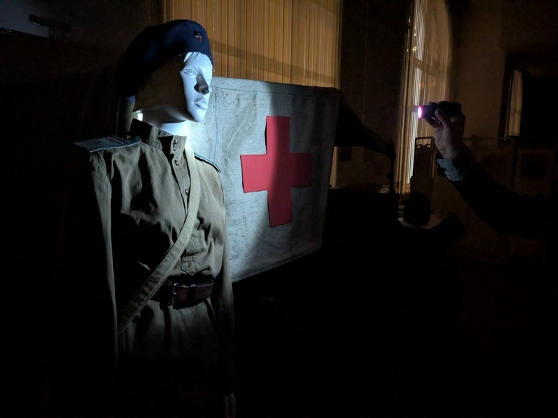 Ночная экскурсия с фонариком по выставке «Здравствуйте, доктор!»