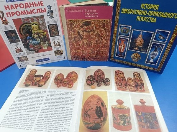 Книжно–предметная выставка «Здравствуй, русская матрешка!»
