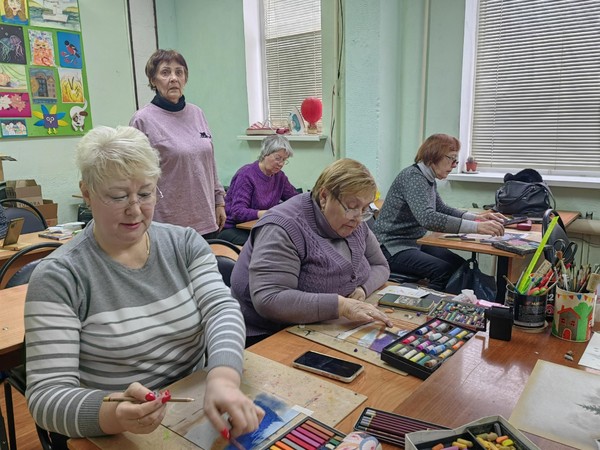 Выставка рисунков «Зимний лес в сказках»