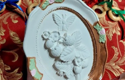 Рельефная картина: роспись гипсового панно