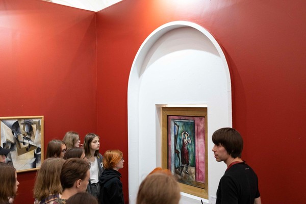 Выставка «Космос красного»