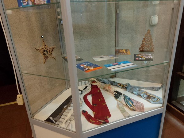 Этот стильный оранжевый галстук