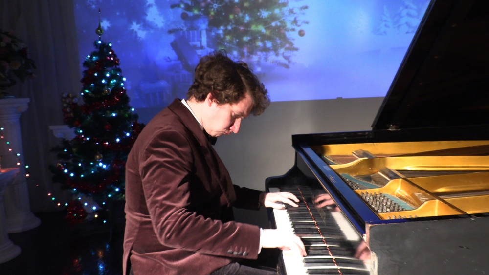 «Вихри вальса» фортепианный концерт с фуршетом за столиками Виктор Николаев