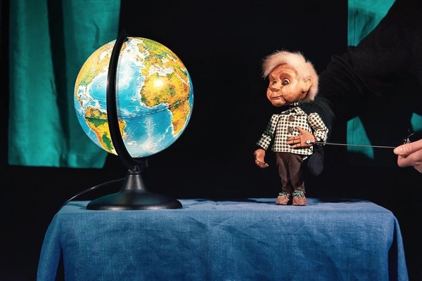 Он живой и светится