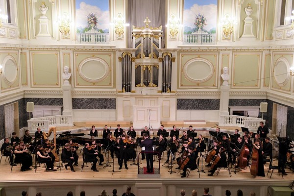 Илья Папоян в сопровождении симфонического оркестра