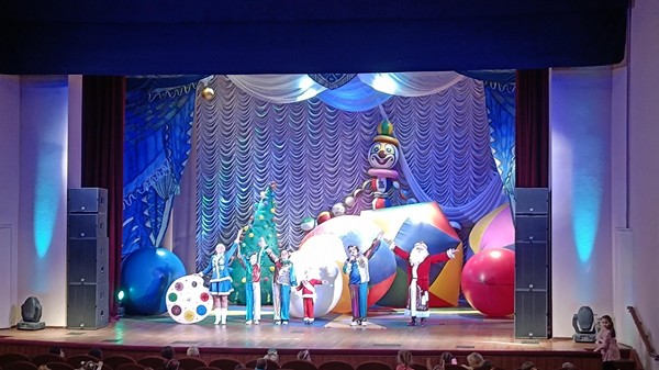 Новогоднее представление для всей семьи «Сюрпризы Деда Мороза»