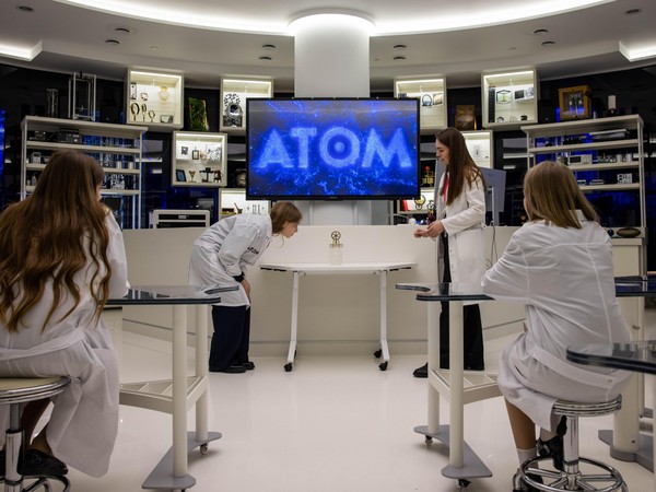 «Свет, рожденный в Атоме. Праздничная квантовая механика»