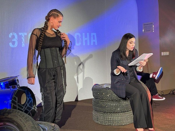 Спектакль «Это все она»