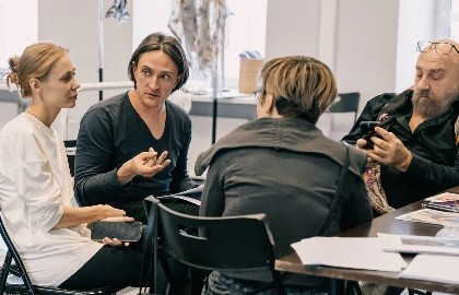 Двое на качелях