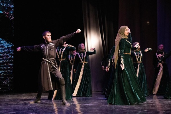 Театрализовано-хореографическая постановка «Там, где горы смотрят в небо»