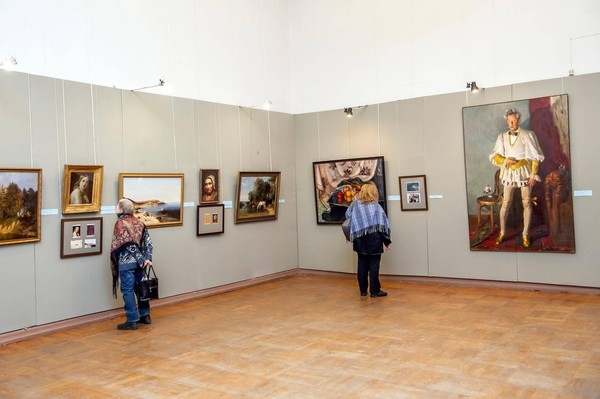 День музея для ветеранов. Встреча с куратором на выставке «Сохраняя прекрасное»