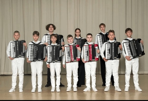 И вновь звучит аккордеон