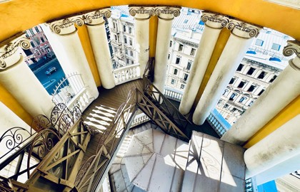 Настоящий маст-хэв: парадные, коммуналка и весь город сверху