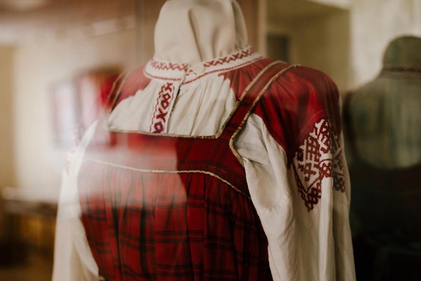 Народное дефиле в костюмерном цехе Северного хора