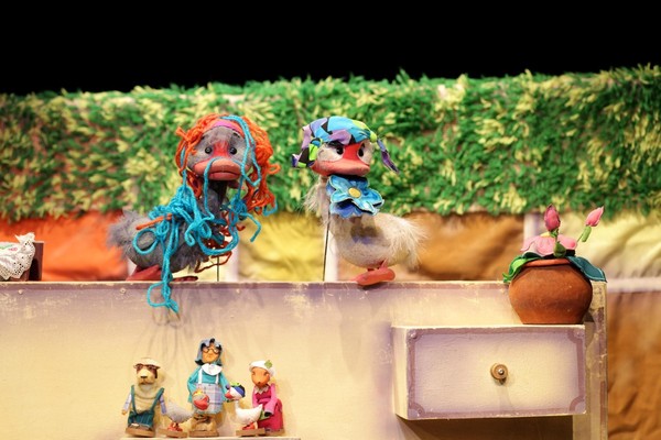 Жили у бабуси два весёлых гуся