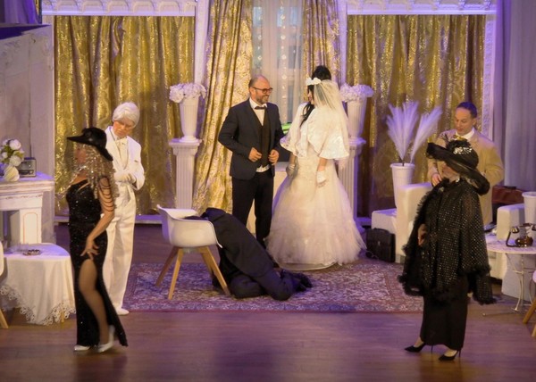 Спектакль «Он, она, окно, покойник»