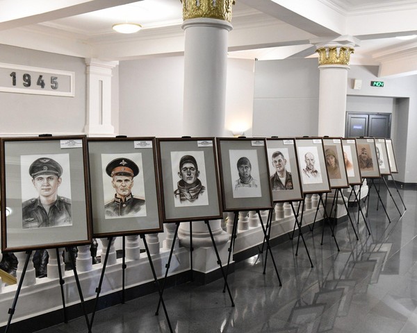 Выставка «Героев родные глаза»