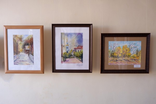 В библиотеке открылась выставка астраханских художников
