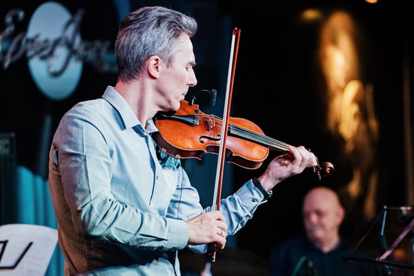 Посвящение джазовому дуэту «Сёстры Бэрри»