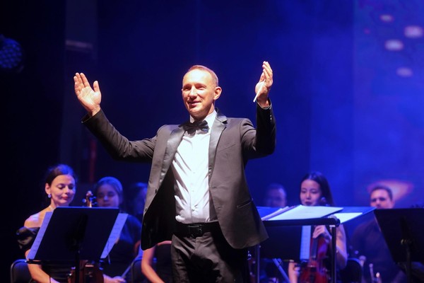 Новогодняя концертная программа «Вдруг, как в сказке скрипнула дверь…!»