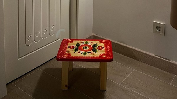 Роспись табурета в технике вятской домовой росписи