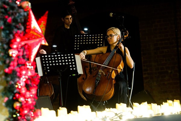 Легенды русского рока на виолончелях при свечах