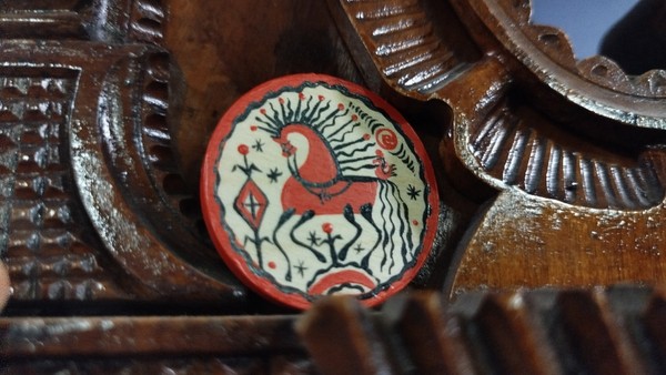 Роспись брошки «Мезенская роспись»