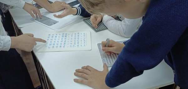 Информационный час «Волшебные точки Брайля»