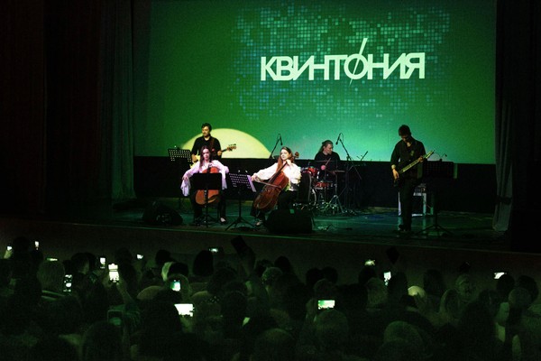 Легендарные хиты на виолончелях. Новогодняя программа