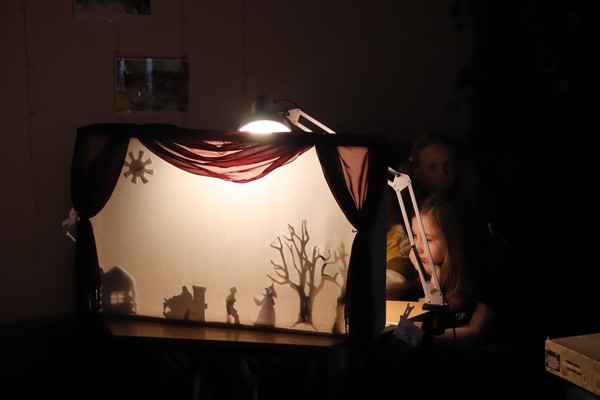 Творческая студия «Сказочные тени»: читаем зимние сказки, играем в теневой театр