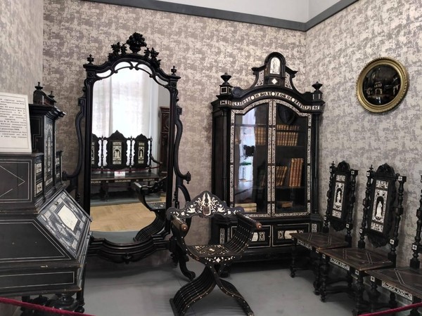 Выставка «Мебель начала XVIII века»