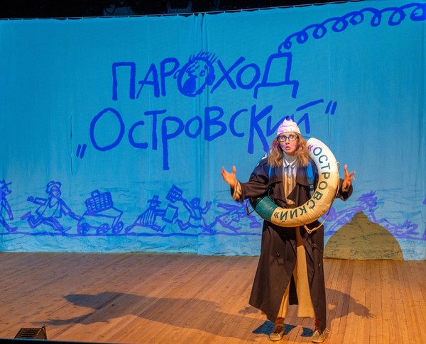 Новогодний серпантин. Пароход «Островский»