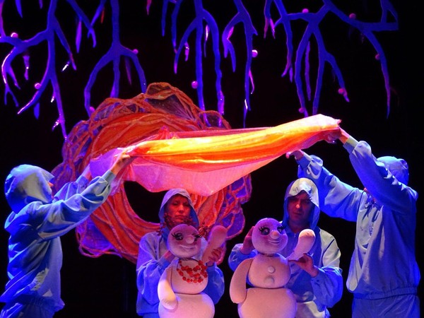 Новогоднее представление и спектакль «Солнышко и снежные человечки»