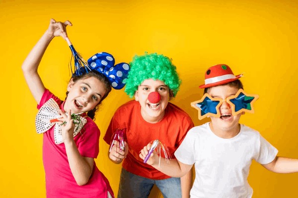 Танцевально-развлекательная программа «Новогодние выкрутасы»